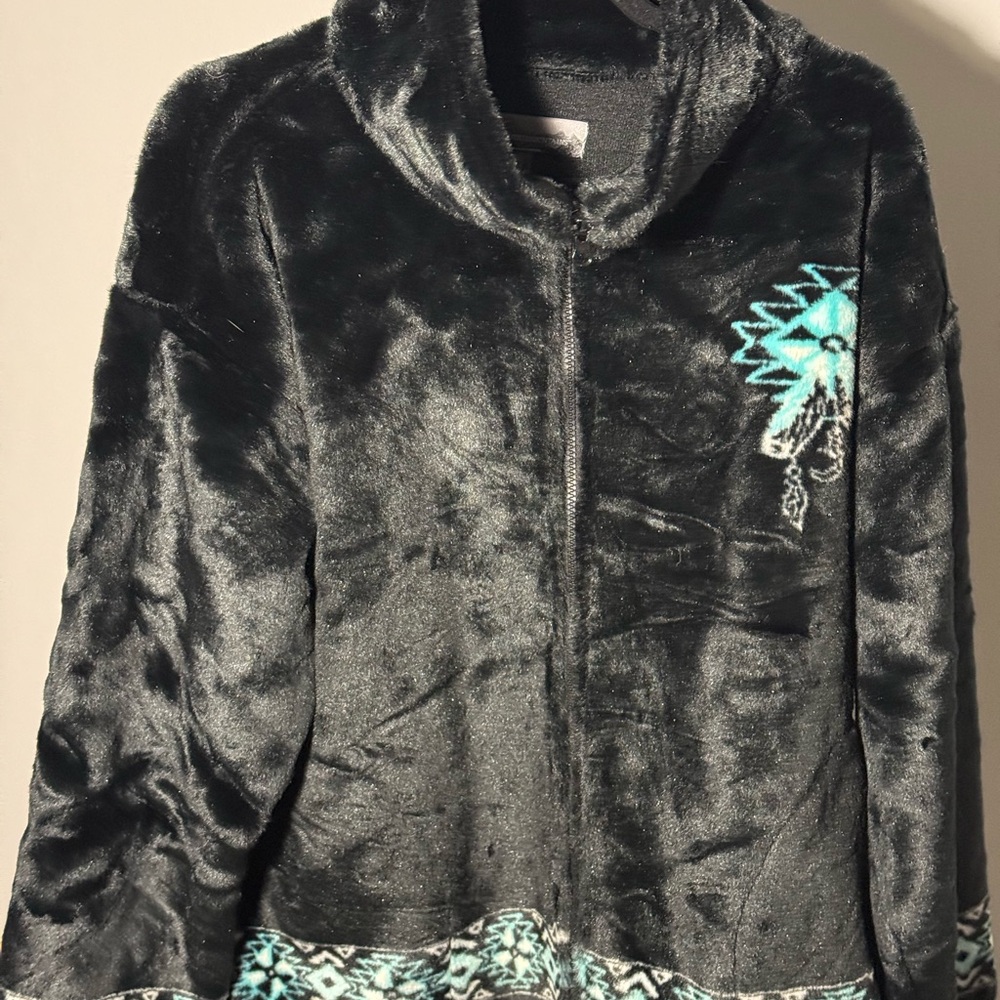 Cozy Black Fleece Jacket with Turquoise Accents